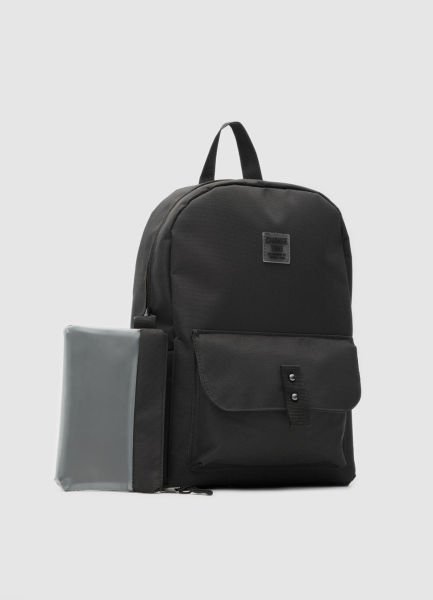 Kalemlikli Siyah Sırt Çantası