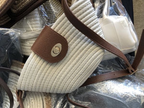 Leila Kilit Detaylı Hasır Çapraz Çanta Krem