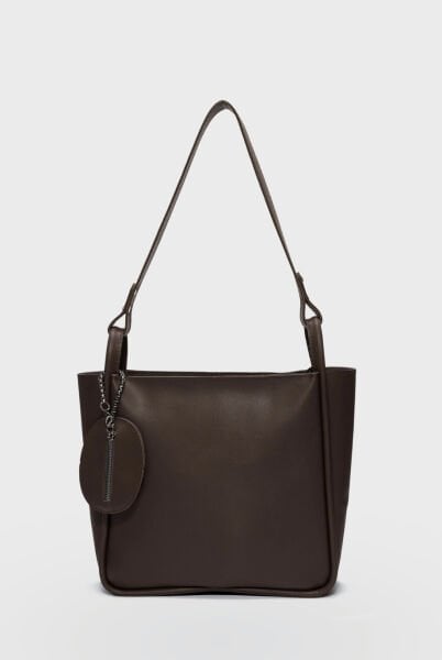 Charmlı Omuz Çantası Kahve