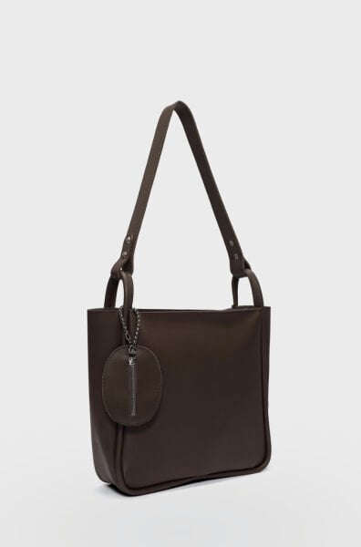 Charmlı Omuz Çantası Kahve