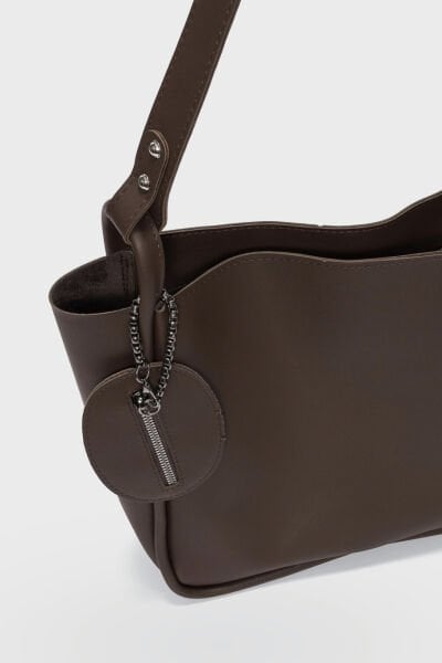 Charmlı Omuz Çantası Kahve