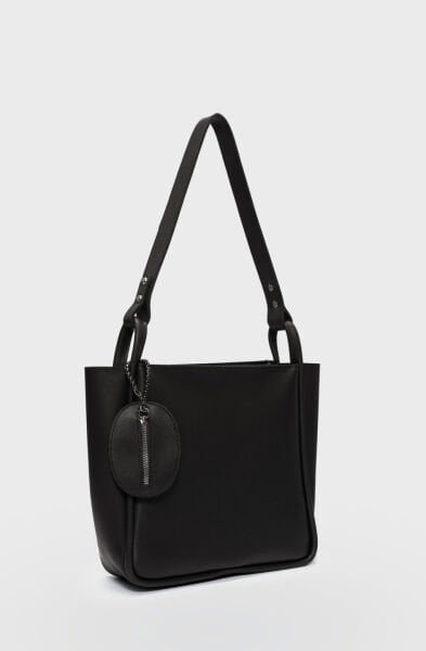 Charmlı Omuz Çantası Siyah