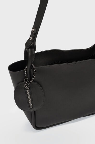 Charmlı Omuz Çantası Siyah