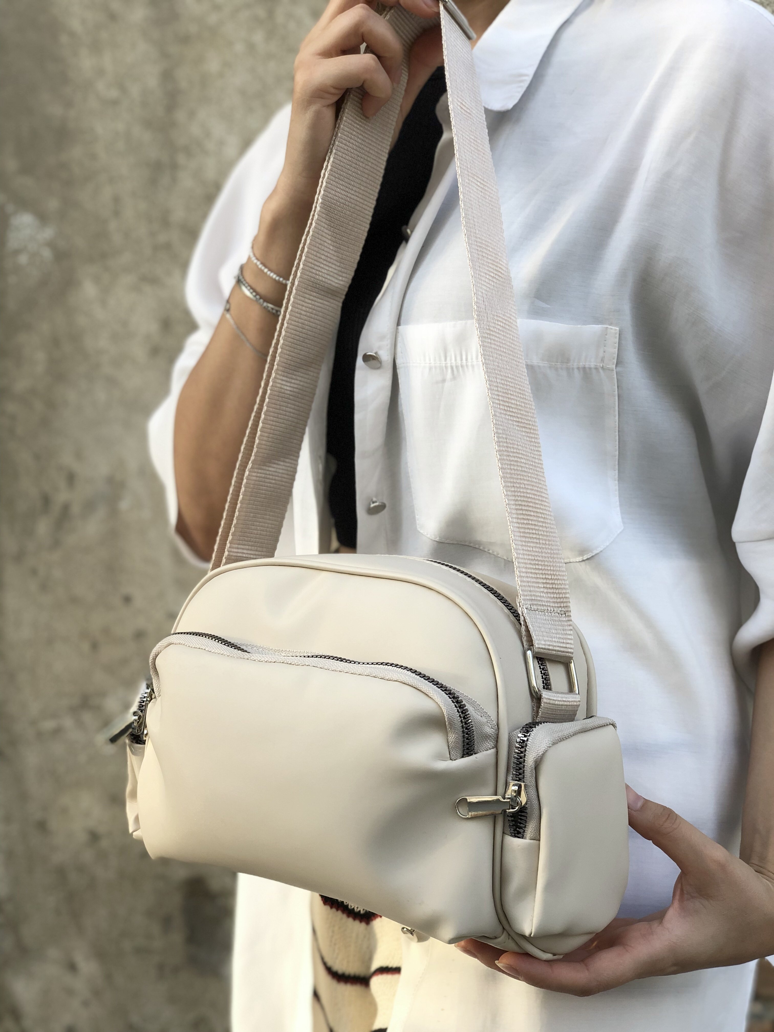 Bol Gözlü Çapraz Askılı Çanta Krem