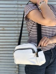 Bol Gözlü Çapraz Askılı Çanta Beyaz