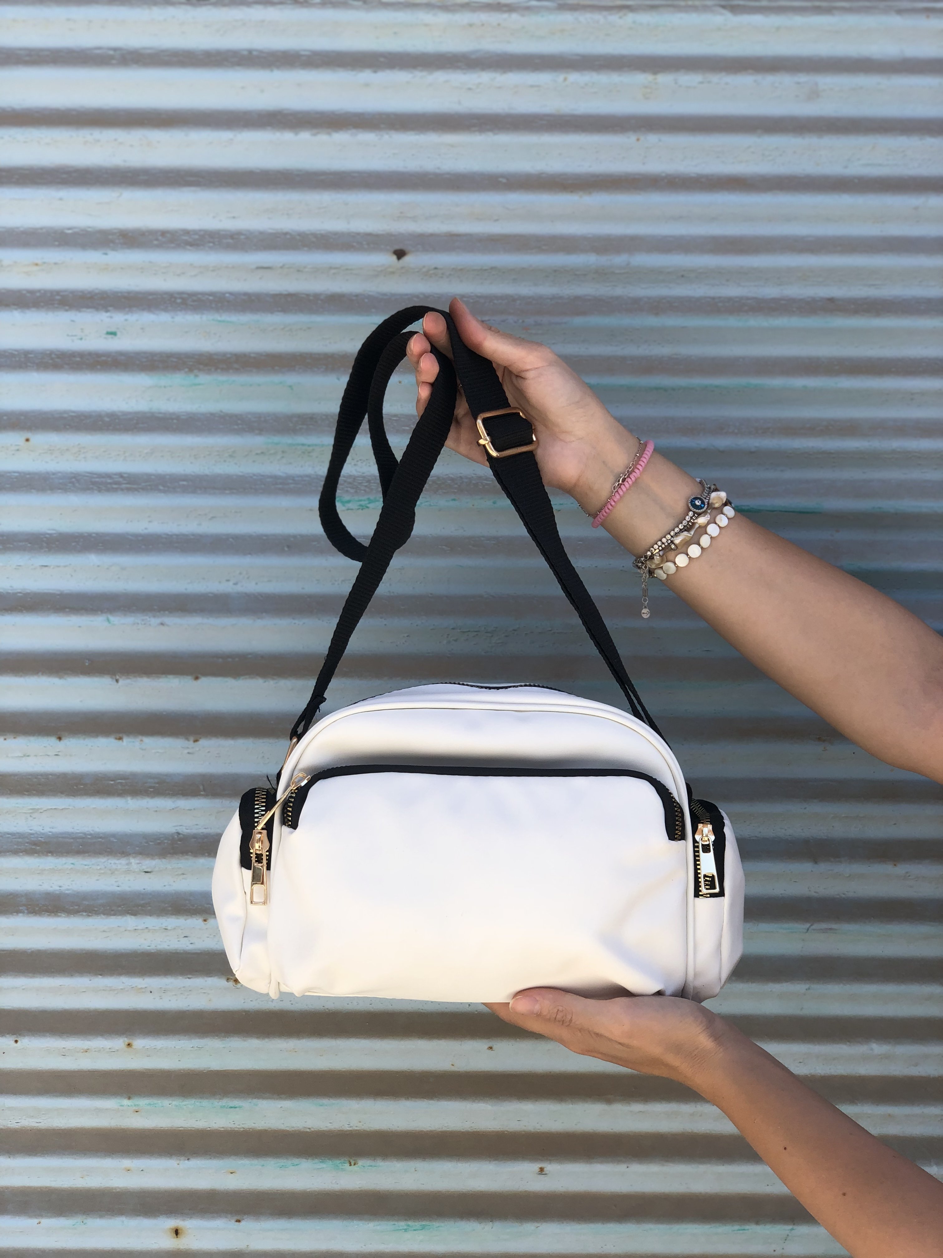 Bol Gözlü Çapraz Askılı Çanta Beyaz