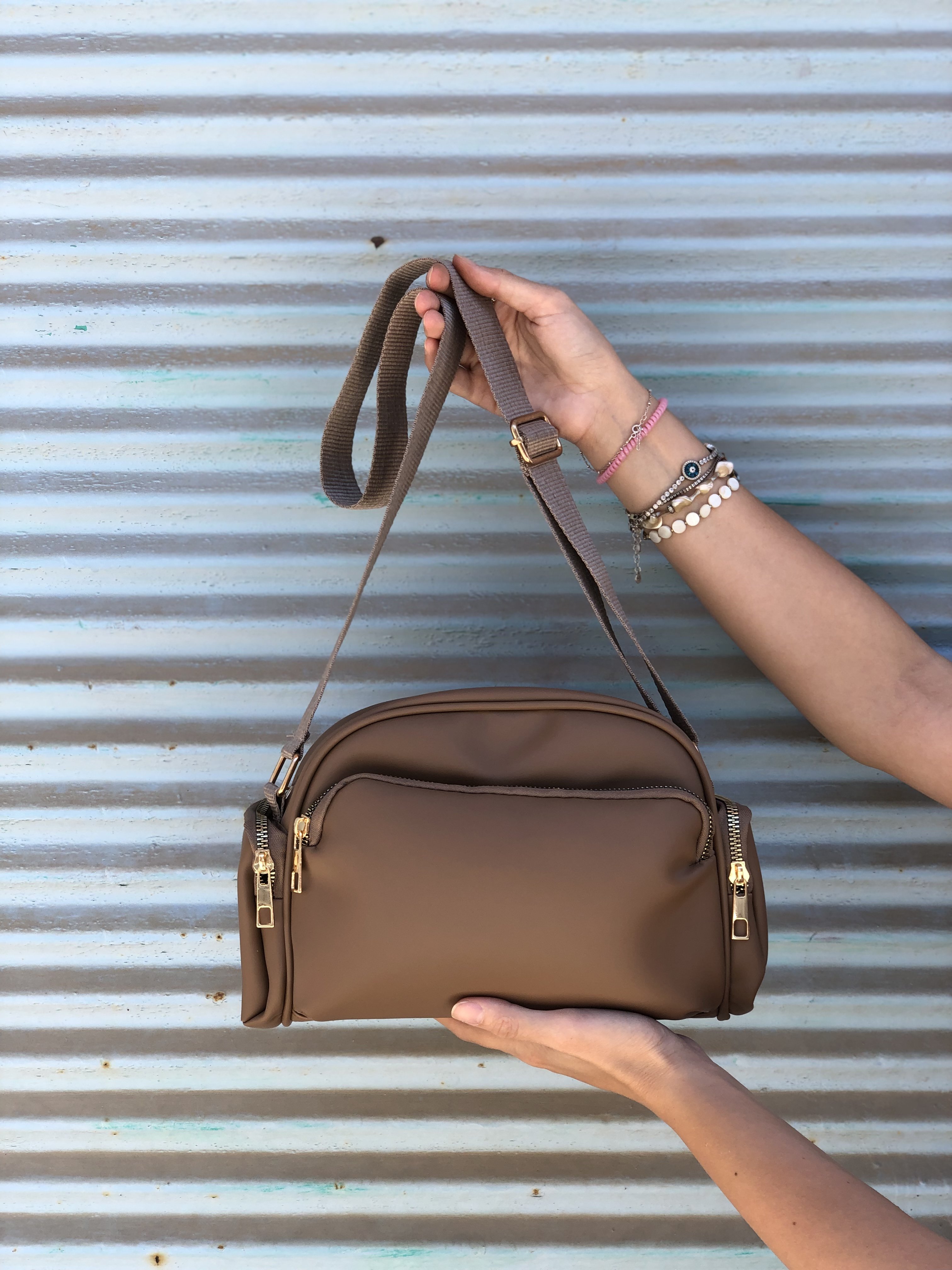 Bol Gözlü Çapraz Askılı Çanta Vizon