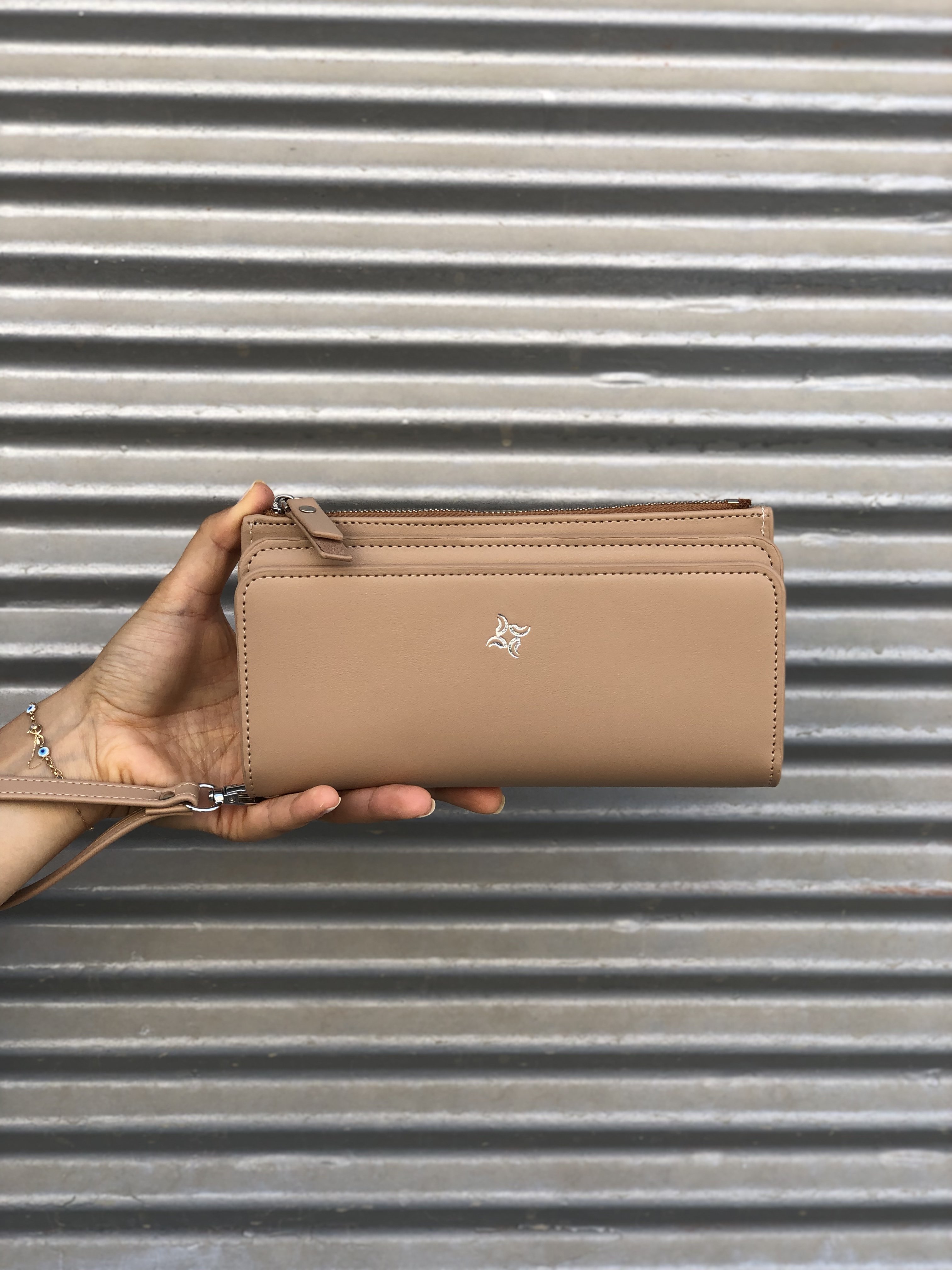 Çok Gözlü Bilek Askılı Kadın Cüzdanı Camel