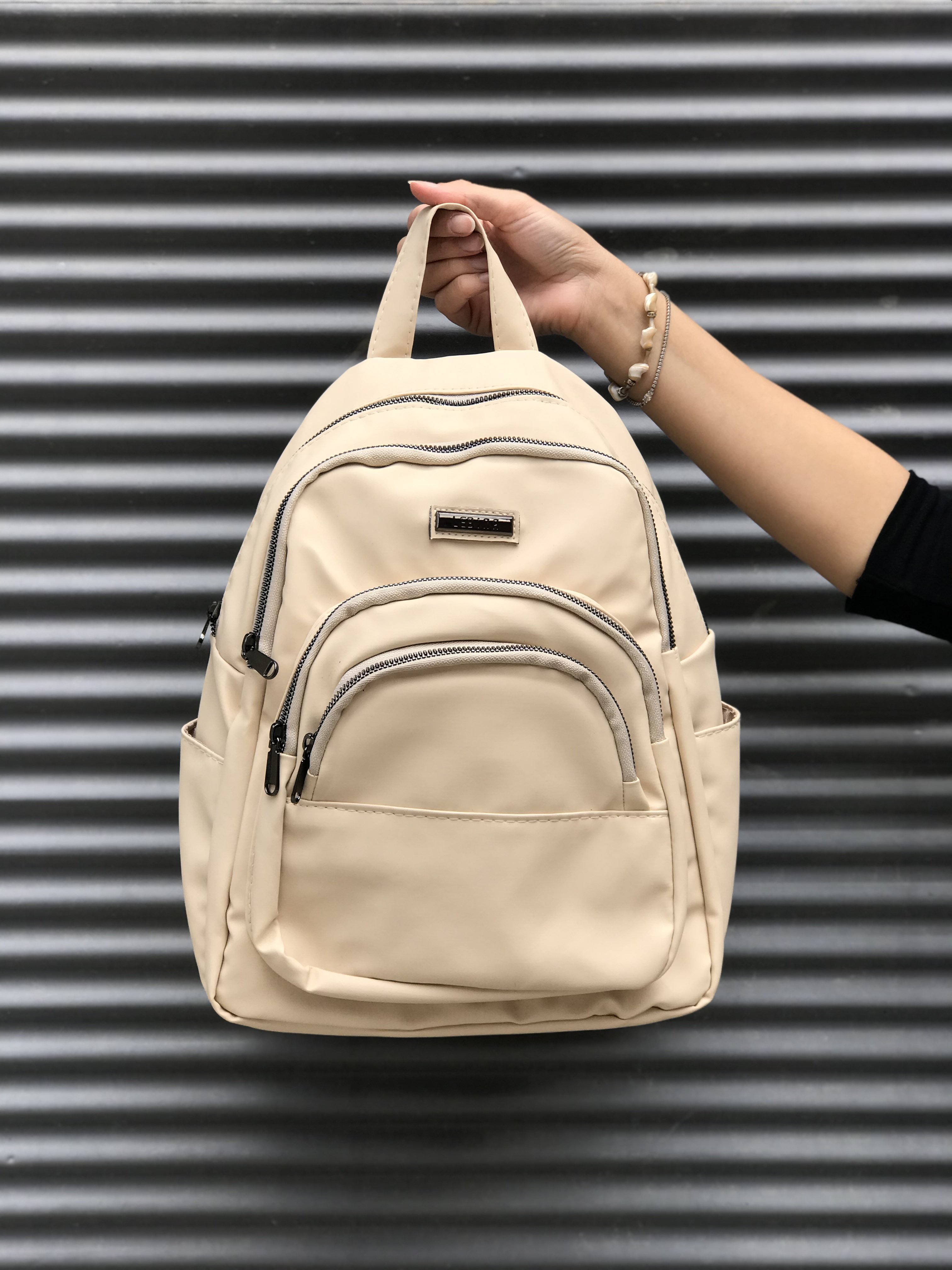 Bol Gözlü Kadın Sırt Çantası Krem