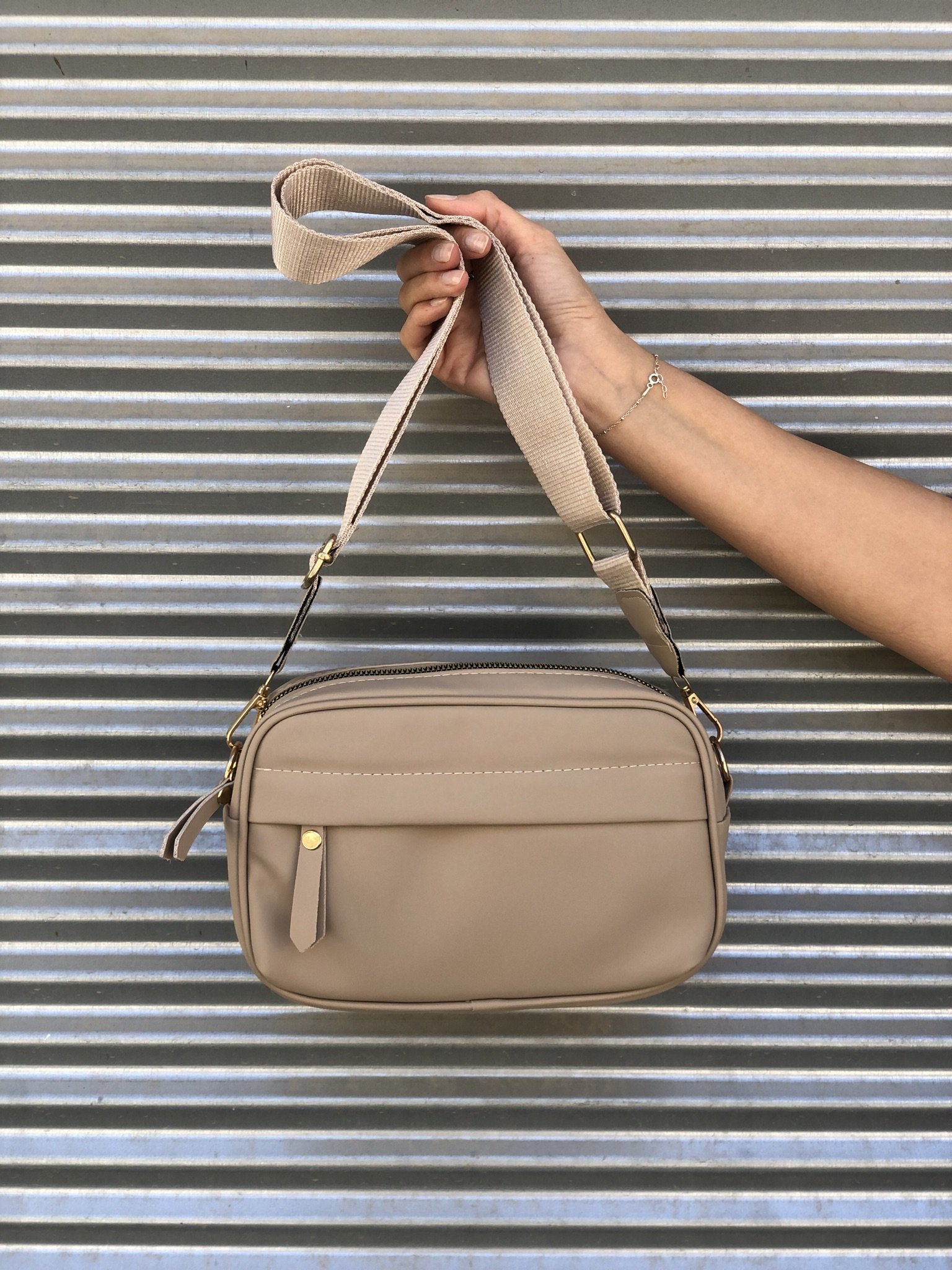 Önü Cepli Çapraz Çanta Bej