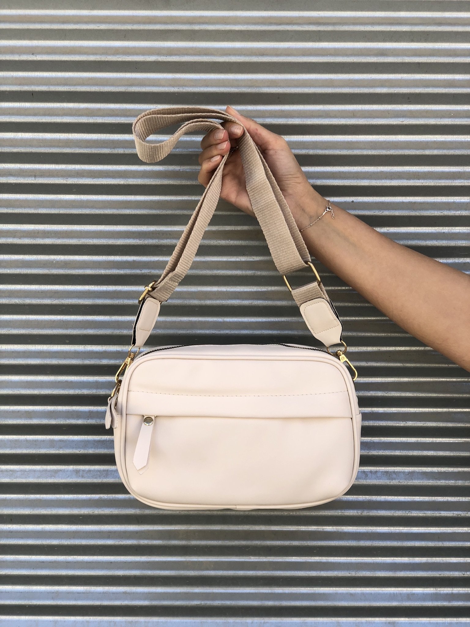 Önü Cepli Çapraz Çanta Krem