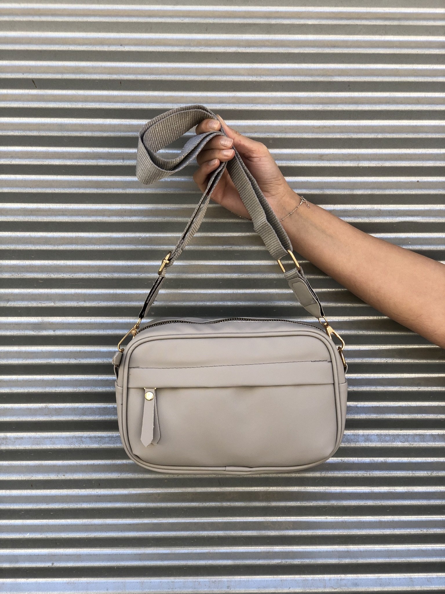 Önü Cepli Çapraz Çanta Gri