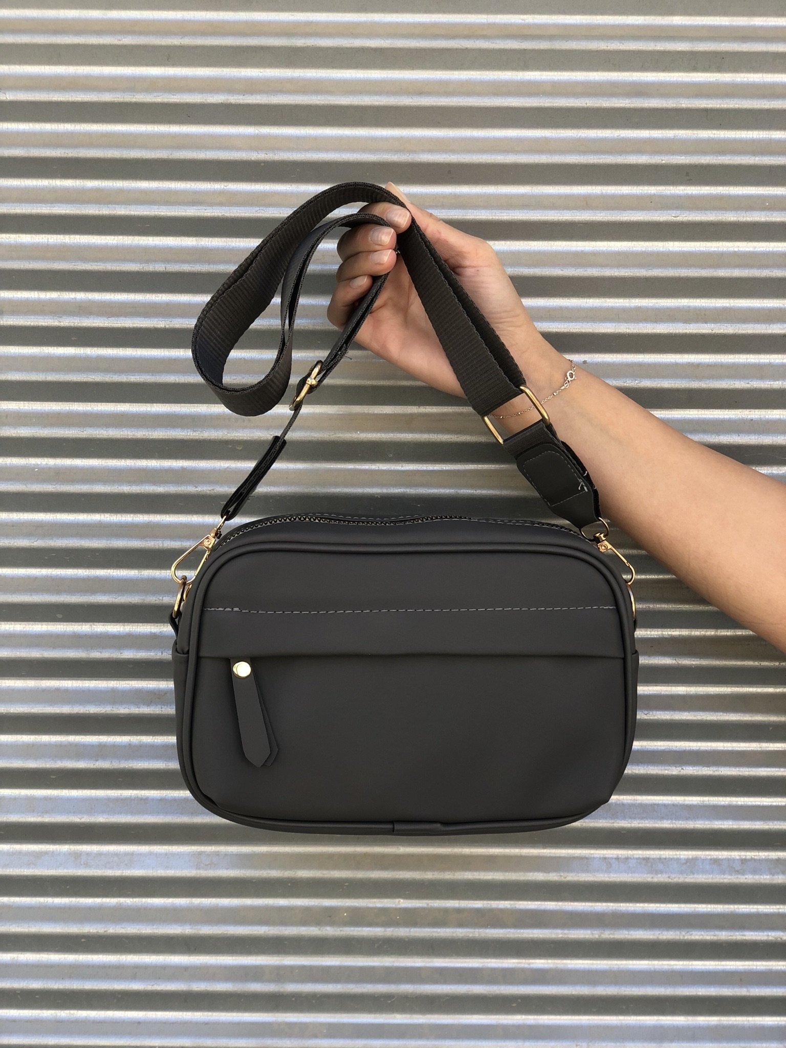 Önü Cepli Çapraz Çanta Koyu Gri