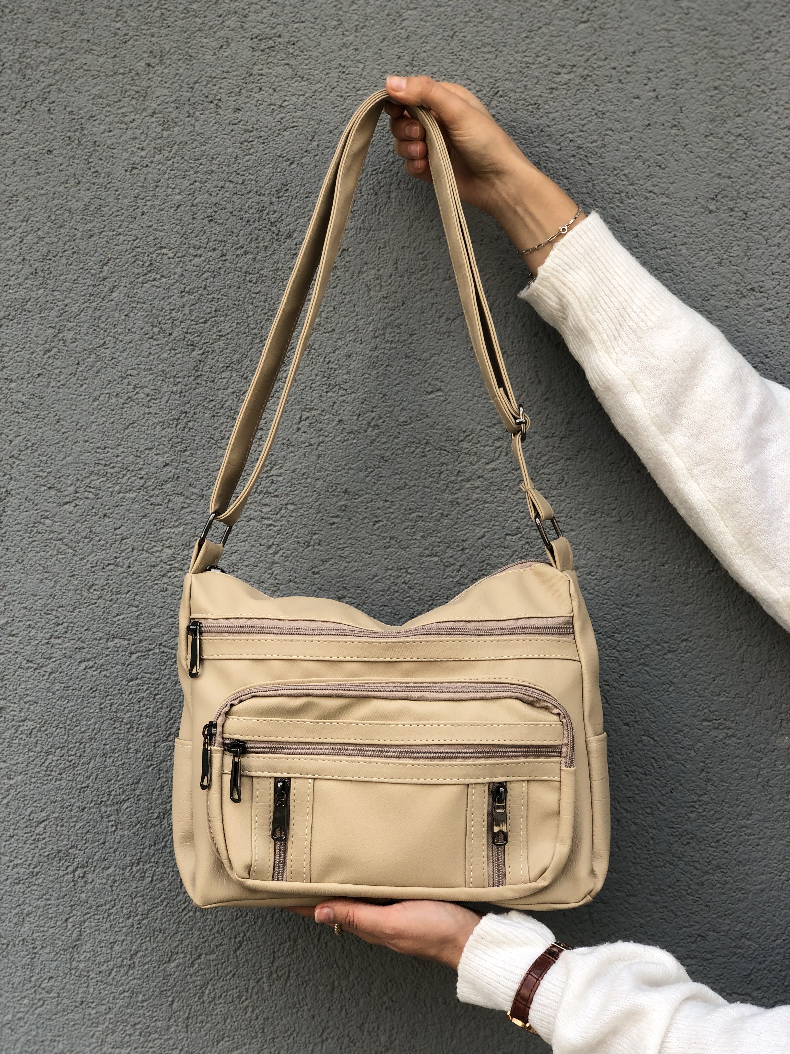 Bol Fermuarlı Yıkanmış Deri Kadın Çapraz Çanta Bej