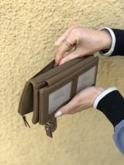 Bol Kartlıklı Yumuşak Deri Portföy Cüzdan Vizon